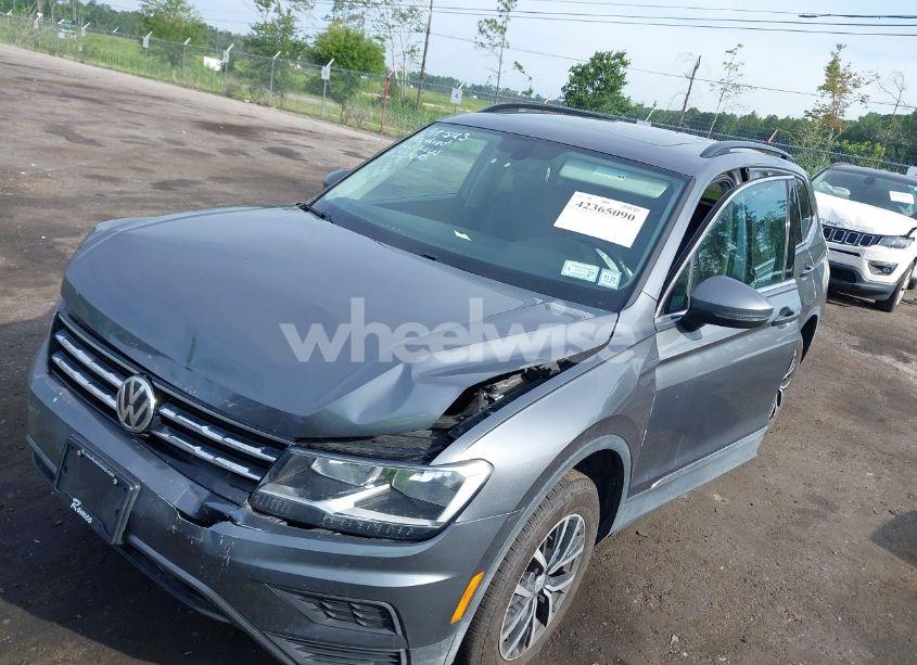 Photo 2 of 2020 Volkswagen Tiguan 2.0T SE/2.0T SE R-LINE BLACK/2.0T SEL (VIN 3VV2B7AX2LM030790)