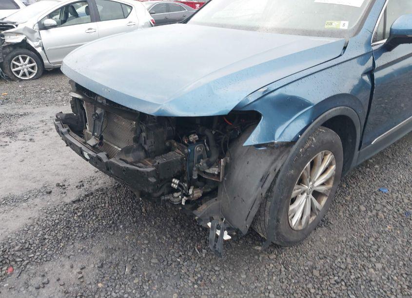 Photo 6 of 2018 Volkswagen Tiguan 2.0T SE/2.0T SEL (VIN 3VV2B7AX3JM037874)
