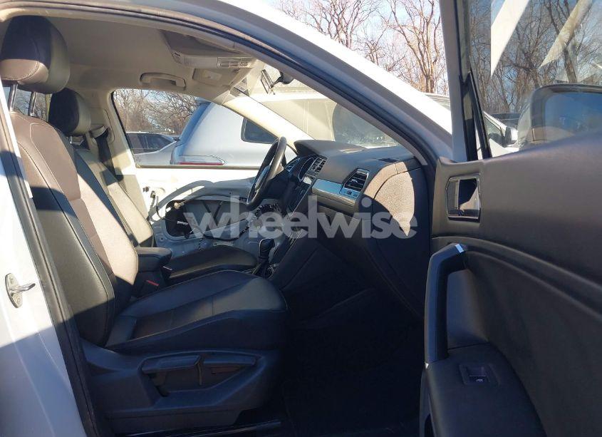 Photo 5 of 2018 Volkswagen Tiguan 2.0T SE/2.0T SEL (VIN 3VV2B7AX3JM072219)