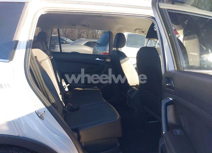 Photo 8 of 2018 Volkswagen Tiguan 2.0T SE/2.0T SEL (VIN 3VV2B7AX3JM072219)