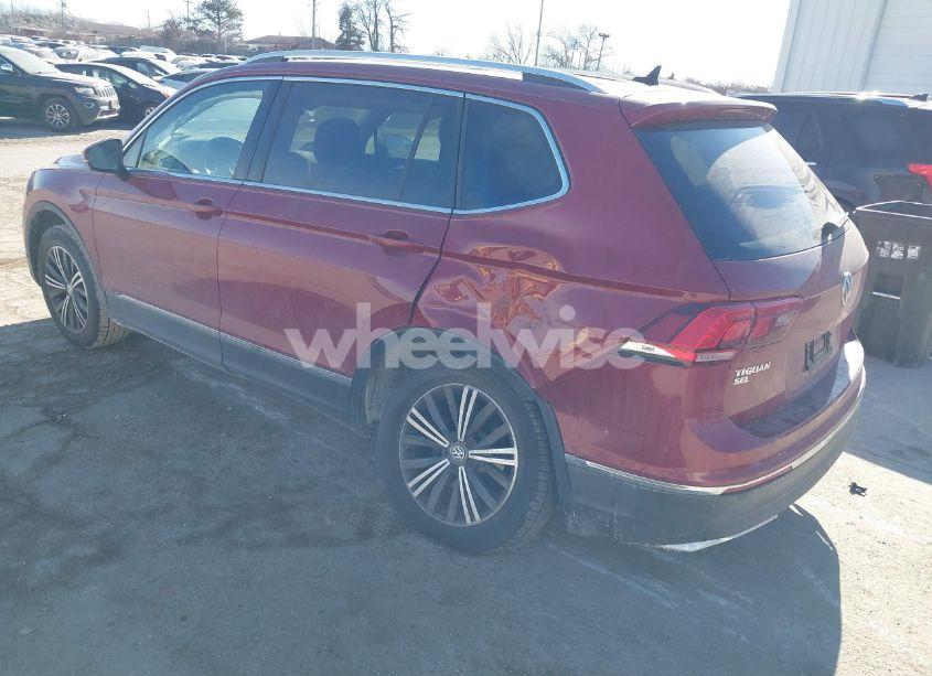 Photo 3 of 2018 Volkswagen Tiguan (VIN 3VV2B7AX3JM218828)