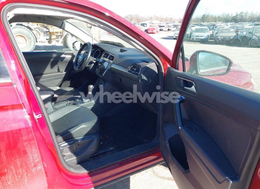 Photo 5 of 2018 Volkswagen Tiguan (VIN 3VV2B7AX3JM218828)