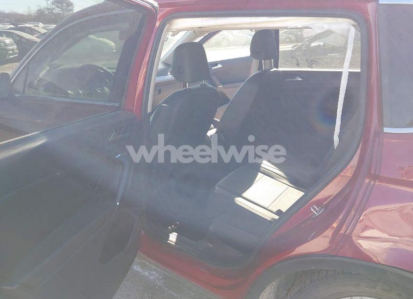 Photo 8 of 2018 Volkswagen Tiguan (VIN 3VV2B7AX3JM218828)