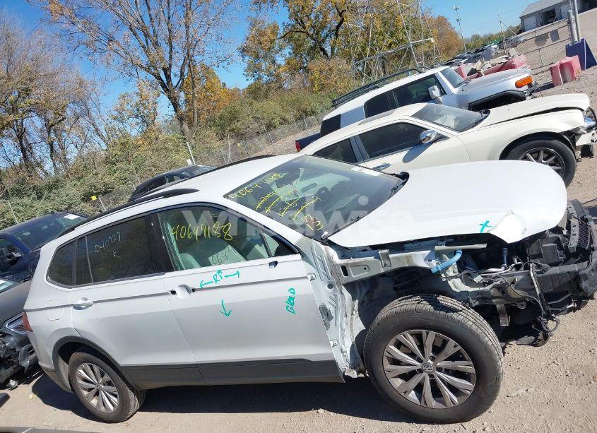 Photo 14 of 2019 Volkswagen Tiguan 2.0T SE/2.0T SEL/2.0T SEL R-LINE/2.0T SEL R-LINE BLACK (VIN 3VV2B7AX3KM040727)