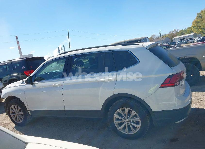 Photo 15 of 2019 Volkswagen Tiguan 2.0T SE/2.0T SEL/2.0T SEL R-LINE/2.0T SEL R-LINE BLACK (VIN 3VV2B7AX3KM040727)