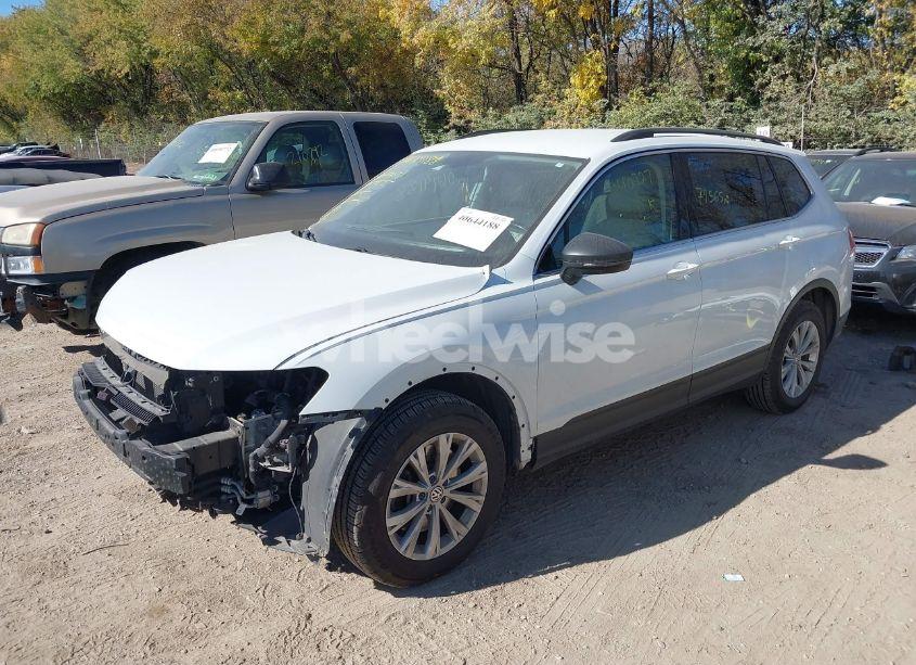 Photo 2 of 2019 Volkswagen Tiguan 2.0T SE/2.0T SEL/2.0T SEL R-LINE/2.0T SEL R-LINE BLACK (VIN 3VV2B7AX3KM040727)