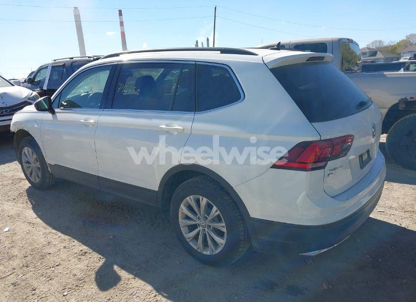 Photo 3 of 2019 Volkswagen Tiguan 2.0T SE/2.0T SEL/2.0T SEL R-LINE/2.0T SEL R-LINE BLACK (VIN 3VV2B7AX3KM040727)