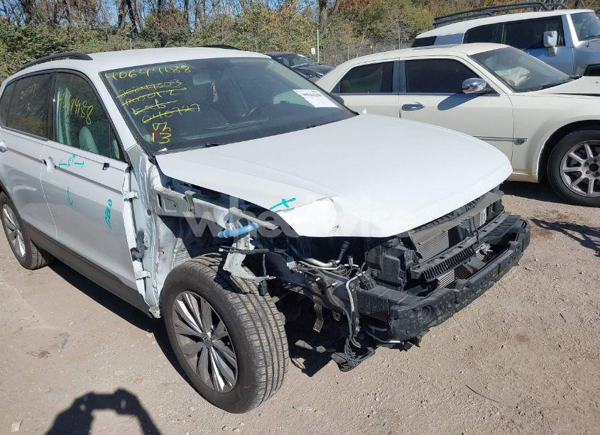 Photo 6 of 2019 Volkswagen Tiguan 2.0T SE/2.0T SEL/2.0T SEL R-LINE/2.0T SEL R-LINE BLACK (VIN 3VV2B7AX3KM040727)