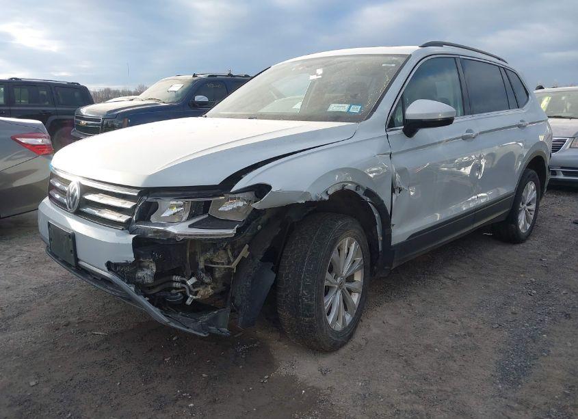 Photo 2 of 2019 Volkswagen Tiguan 2.0T SE/2.0T SEL/2.0T SEL R-LINE/2.0T SEL R-LINE BLACK (VIN 3VV2B7AX3KM069158)