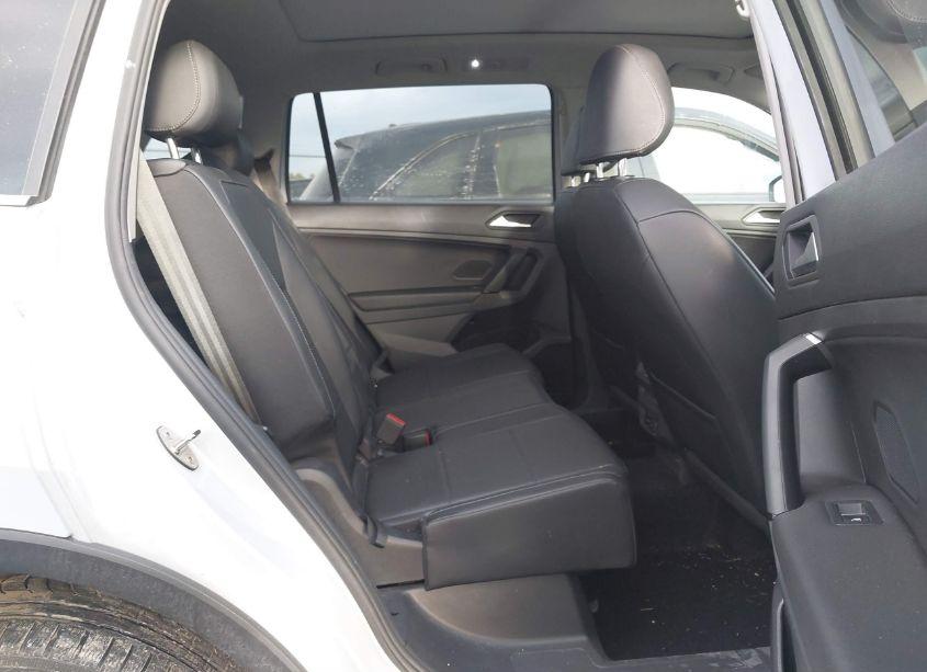Photo 8 of 2019 Volkswagen Tiguan 2.0T SE/2.0T SEL/2.0T SEL R-LINE/2.0T SEL R-LINE BLACK (VIN 3VV2B7AX3KM069158)