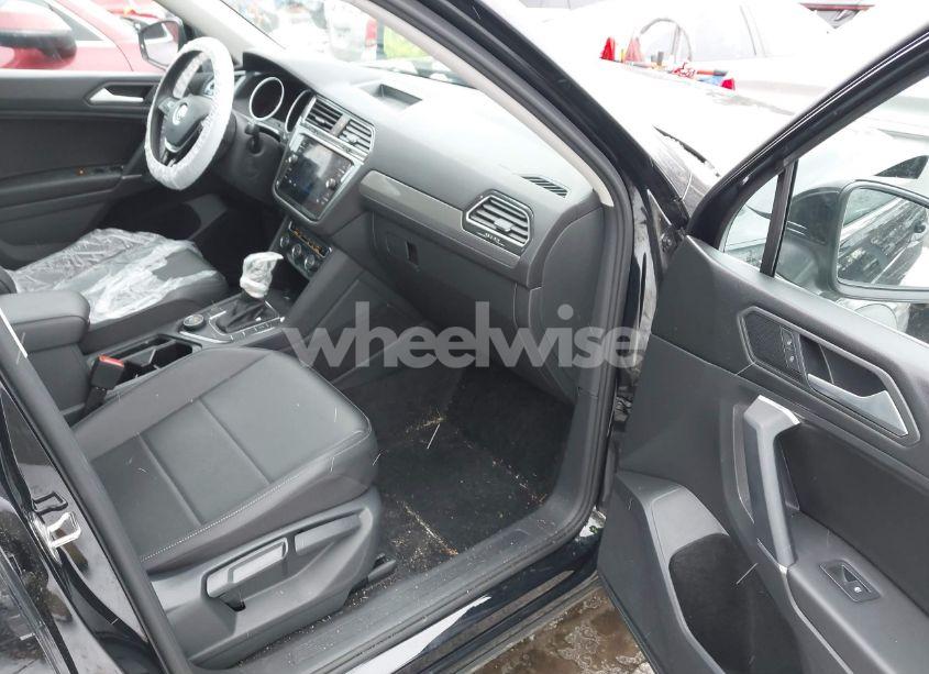 Photo 5 of 2020 Volkswagen Tiguan 2.0T SE/2.0T SE R-LINE BLACK/2.0T SEL (VIN 3VV2B7AX3LM181279)