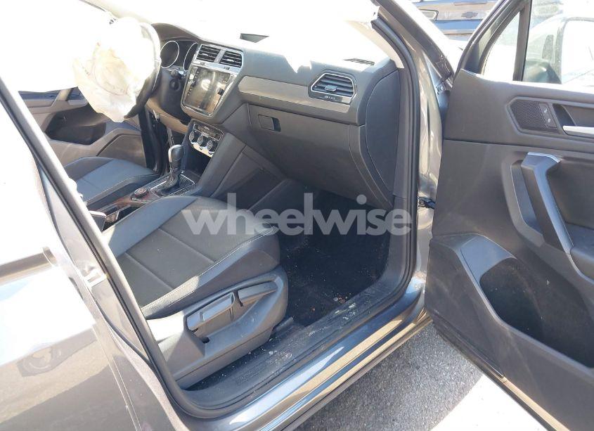 Photo 5 of 2021 Volkswagen Tiguan (VIN 3VV2B7AX3MM116529)