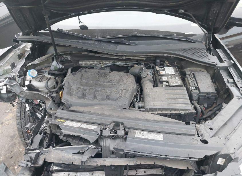 Photo 10 of 2018 Volkswagen Tiguan 2.0T SE/2.0T SEL (VIN 3VV2B7AX4JM006424)