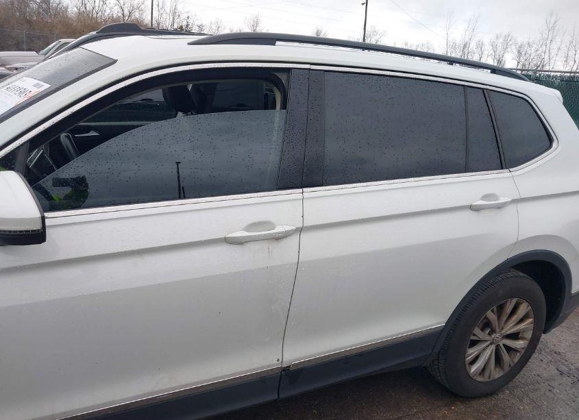 Photo 15 of 2018 Volkswagen Tiguan 2.0T SE/2.0T SEL (VIN 3VV2B7AX4JM079874)