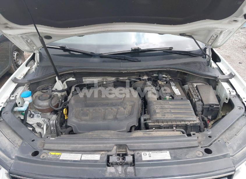 Photo 10 of 2018 Volkswagen Tiguan (VIN 3VV2B7AX4JM119600)
