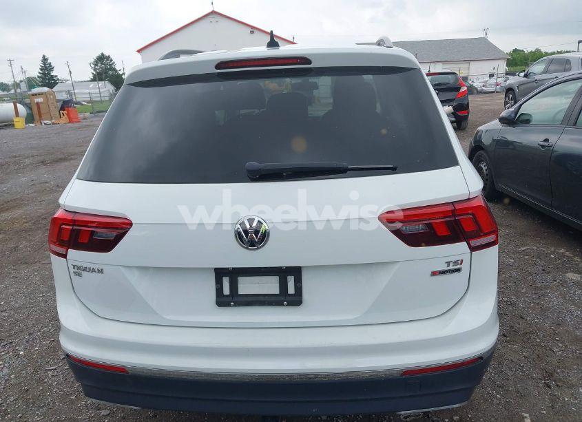 Photo 16 of 2018 Volkswagen Tiguan (VIN 3VV2B7AX4JM119600)