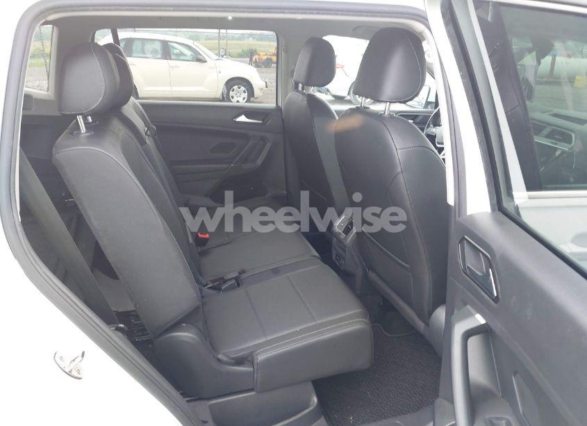Photo 8 of 2018 Volkswagen Tiguan (VIN 3VV2B7AX4JM119600)