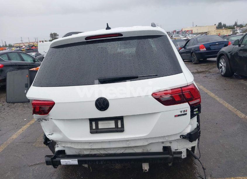 Photo 16 of 2018 Volkswagen Tiguan 2.0T SE/2.0T SEL (VIN 3VV2B7AX4JM140172)