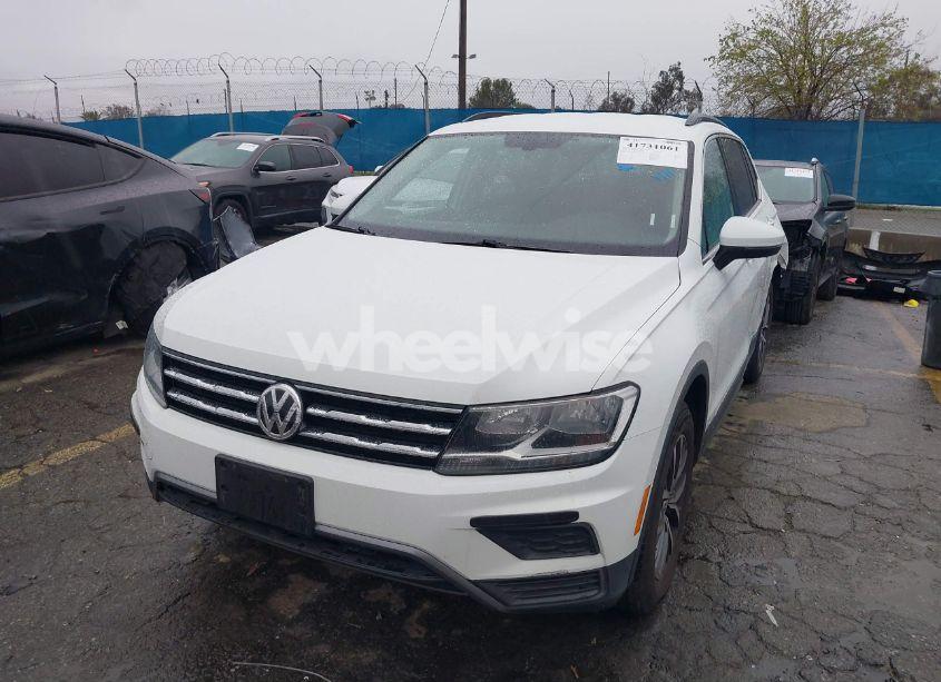 Photo 2 of 2018 Volkswagen Tiguan 2.0T SE/2.0T SEL (VIN 3VV2B7AX4JM140172)