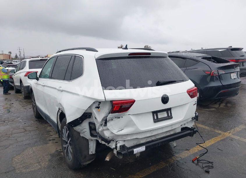 Photo 3 of 2018 Volkswagen Tiguan 2.0T SE/2.0T SEL (VIN 3VV2B7AX4JM140172)