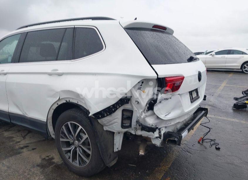 Photo 6 of 2018 Volkswagen Tiguan 2.0T SE/2.0T SEL (VIN 3VV2B7AX4JM140172)