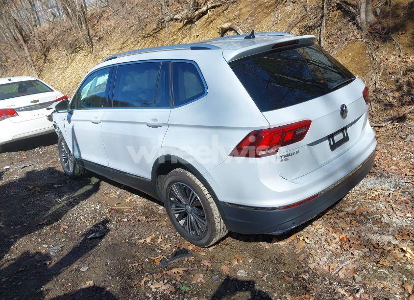 Photo 3 of 2019 Volkswagen Tiguan 2.0T SE/2.0T SEL/2.0T SEL R-LINE/2.0T SEL R-LINE BLACK (VIN 3VV2B7AX4KM006215)