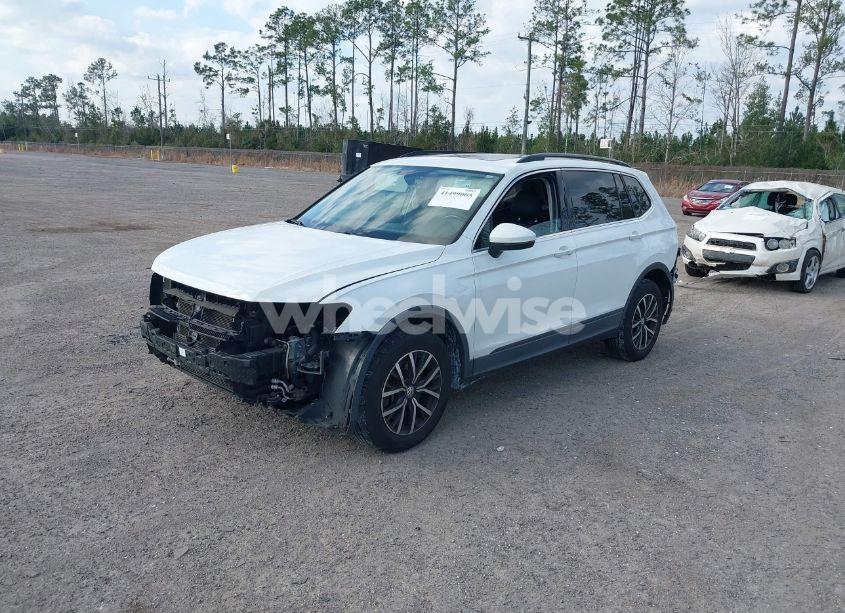 Photo 2 of 2019 Volkswagen Tiguan 2.0T SE/2.0T SEL/2.0T SEL R-LINE/2.0T SEL R-LINE BLACK (VIN 3VV2B7AX4KM010071)