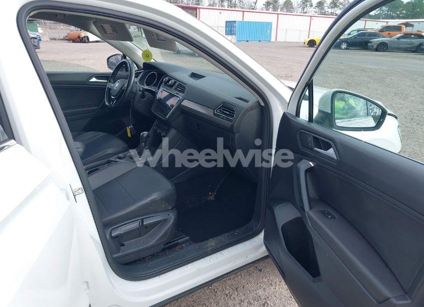 Photo 5 of 2019 Volkswagen Tiguan 2.0T SE/2.0T SEL/2.0T SEL R-LINE/2.0T SEL R-LINE BLACK (VIN 3VV2B7AX4KM010071)