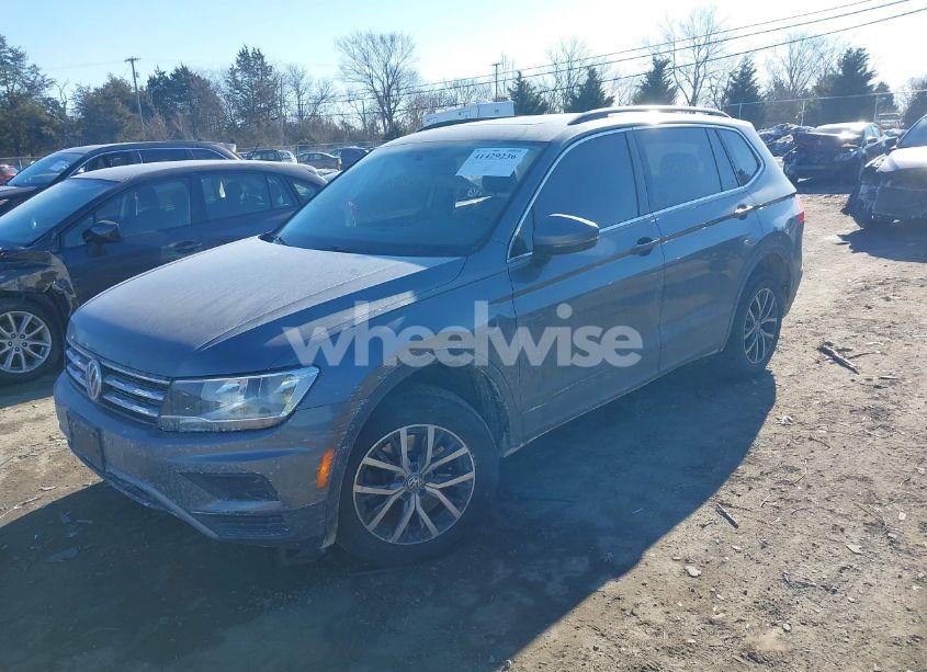 Photo 2 of 2019 Volkswagen Tiguan 2.0T SE/2.0T SEL/2.0T SEL R-LINE/2.0T SEL R-LINE BLACK (VIN 3VV2B7AX4KM013634)