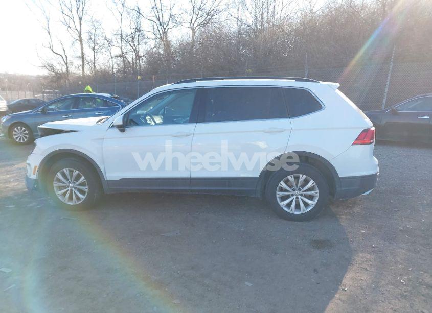 Photo 15 of 2019 Volkswagen Tiguan 2.0T SE/2.0T SEL/2.0T SEL R-LINE/2.0T SEL R-LINE BLACK (VIN 3VV2B7AX4KM031258)