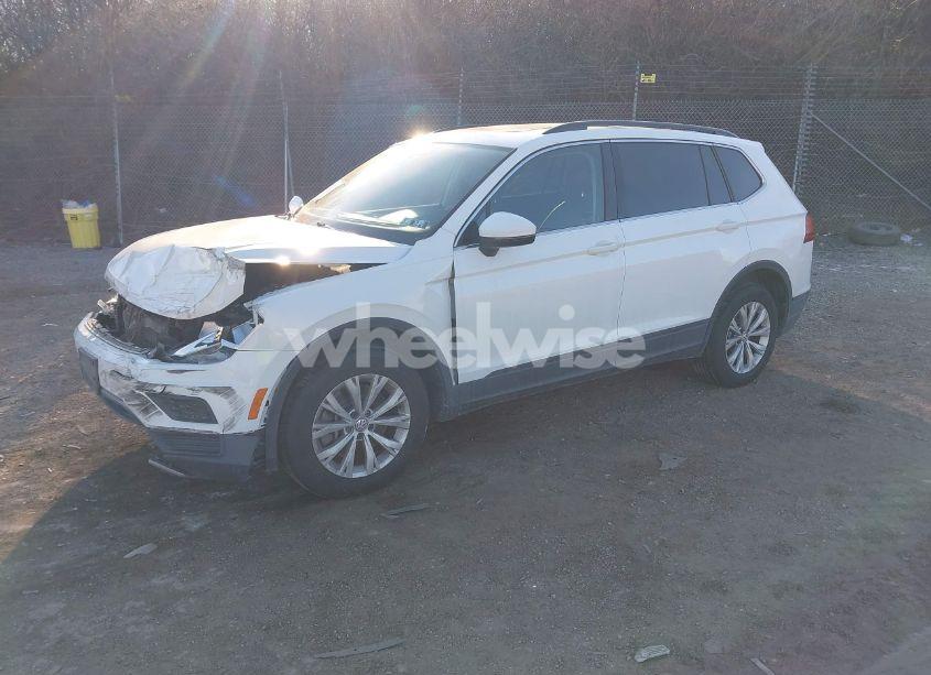 Photo 2 of 2019 Volkswagen Tiguan 2.0T SE/2.0T SEL/2.0T SEL R-LINE/2.0T SEL R-LINE BLACK (VIN 3VV2B7AX4KM031258)