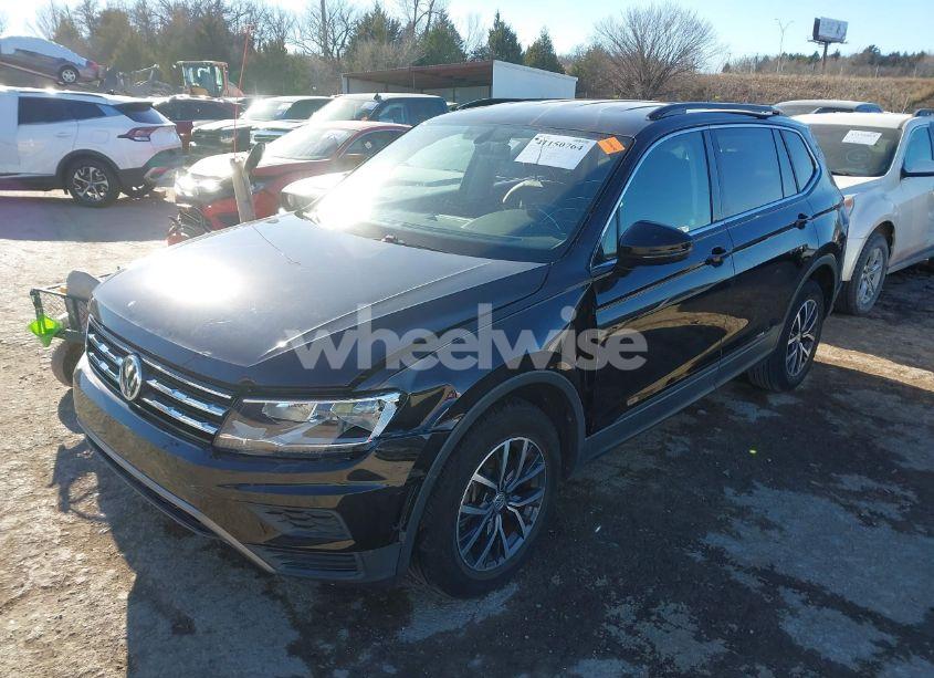 Photo 2 of 2019 Volkswagen Tiguan 2.0T SE/2.0T SEL/2.0T SEL R-LINE/2.0T SEL R-LINE BLACK (VIN 3VV2B7AX4KM190944)