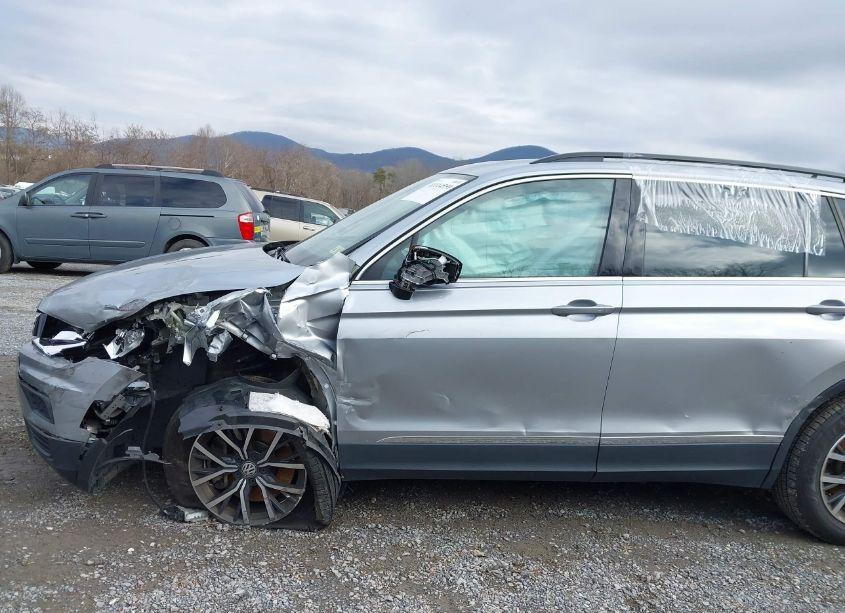 Photo 16 of 2020 Volkswagen Tiguan 2.0T SE/2.0T SE R-LINE BLACK/2.0T SEL (VIN 3VV2B7AX4LM054976)