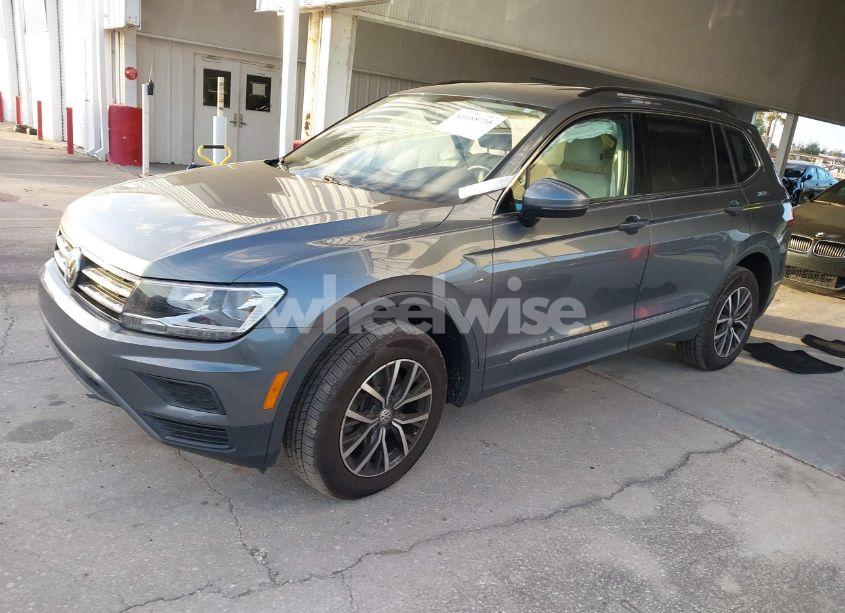 Photo 2 of 2020 Volkswagen Tiguan 2.0T SE/2.0T SE R-LINE BLACK/2.0T SEL (VIN 3VV2B7AX4LM081515)