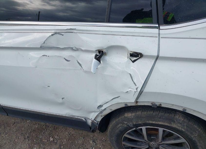 Photo 18 of 2018 Volkswagen Tiguan 2.0T SE/2.0T SEL (VIN 3VV2B7AX5JM004424)