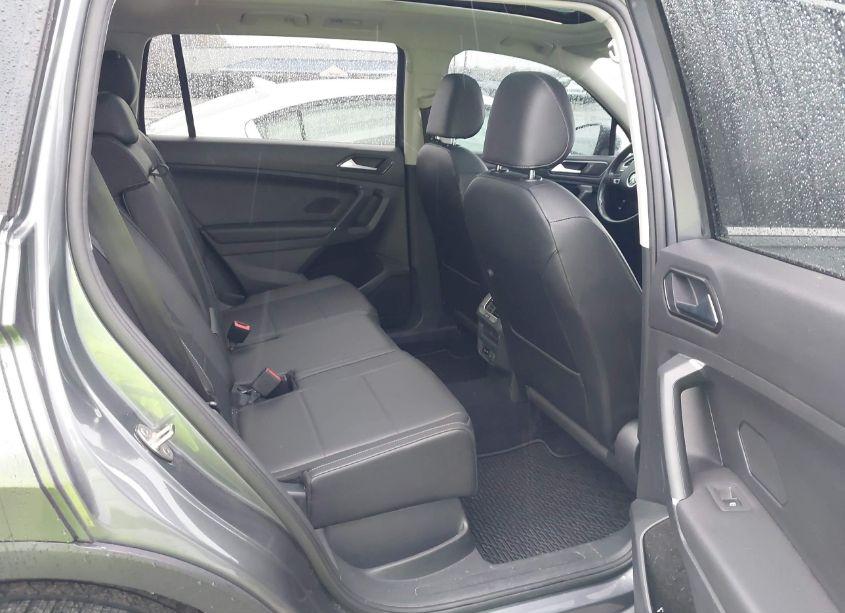 Photo 8 of 2018 Volkswagen Tiguan 2.0T SE/SEL (VIN 3VV2B7AX5JM062114)