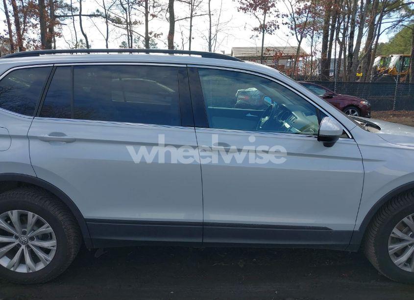 Photo 13 of 2019 Volkswagen Tiguan 2.0T SE/2.0T SEL/2.0T SEL R-LINE/2.0T SEL R-LINE BLACK (VIN 3VV2B7AX5KM037165)