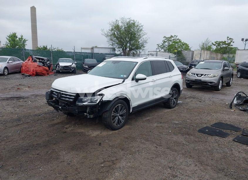 Photo 2 of 2019 Volkswagen Tiguan 2.0T SE/2.0T SEL/2.0T SEL R-LINE/2.0T SEL R-LINE BLACK (VIN 3VV2B7AX5KM052653)