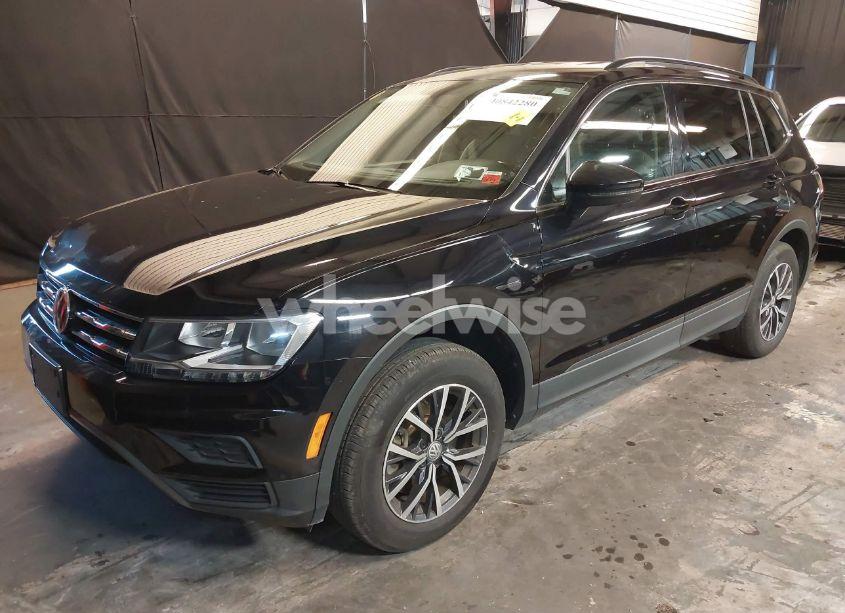 Photo 2 of 2019 Volkswagen Tiguan 2.0T SE/2.0T SEL/2.0T SEL R-LINE/2.0T SEL R-LINE BLACK (VIN 3VV2B7AX5KM184618)
