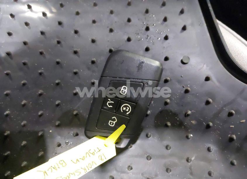 Photo 11 of 2018 Volkswagen Tiguan 2.0T SE/2.0T SEL (VIN 3VV2B7AX6JM012953)