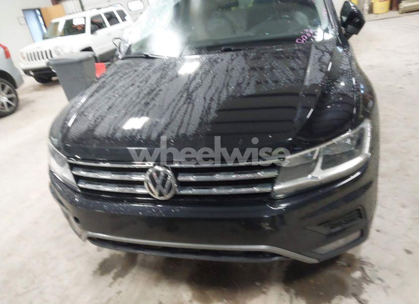 Photo 12 of 2018 Volkswagen Tiguan 2.0T SE/2.0T SEL (VIN 3VV2B7AX6JM012953)