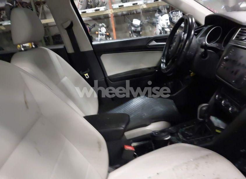 Photo 5 of 2018 Volkswagen Tiguan 2.0T SE/2.0T SEL (VIN 3VV2B7AX6JM012953)