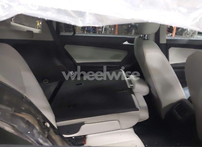 Photo 8 of 2018 Volkswagen Tiguan 2.0T SE/2.0T SEL (VIN 3VV2B7AX6JM012953)