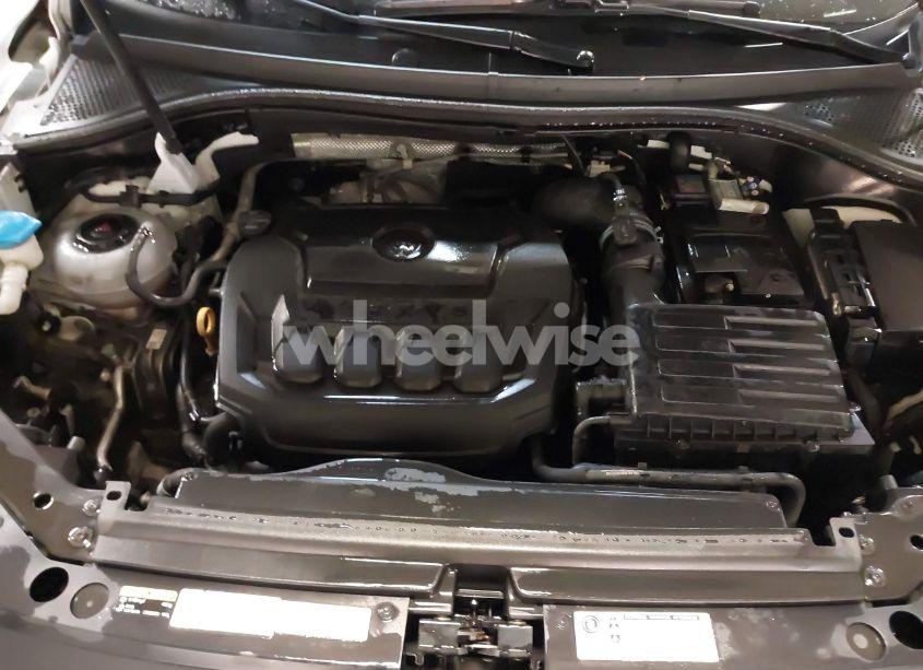 Photo 10 of 2018 Volkswagen Tiguan 2.0T SE/2.0T SEL (VIN 3VV2B7AX6JM056807)