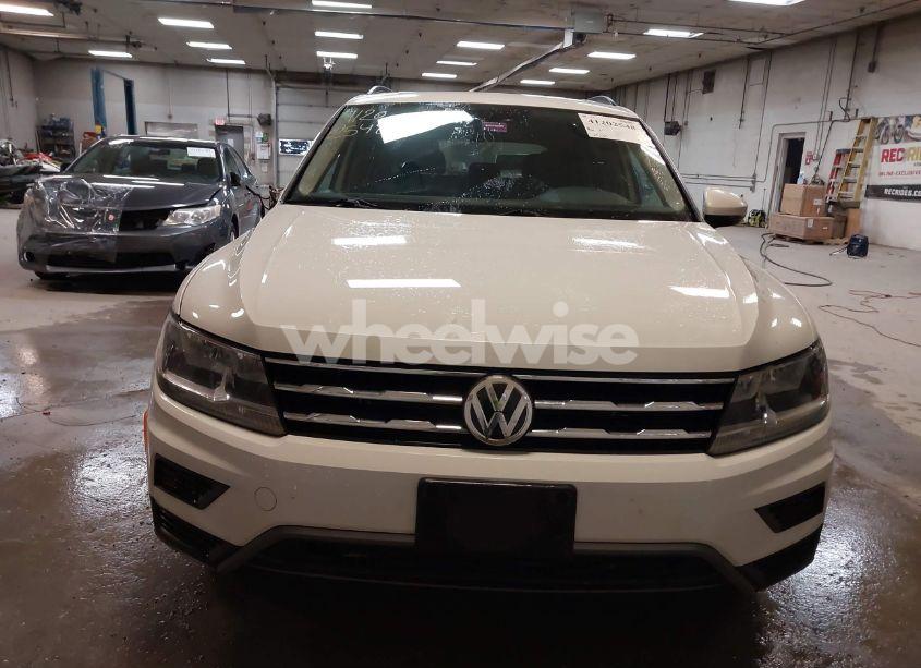 Photo 12 of 2018 Volkswagen Tiguan 2.0T SE/2.0T SEL (VIN 3VV2B7AX6JM056807)