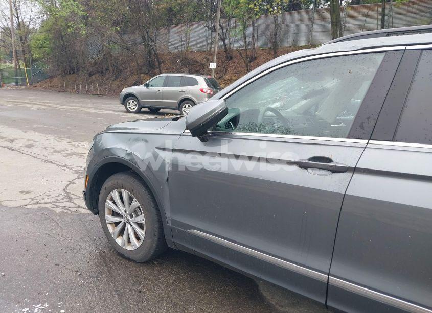 Photo 11 of 2018 Volkswagen Tiguan 2.0T SE/2.0T SEL (VIN 3VV2B7AX6JM131487)