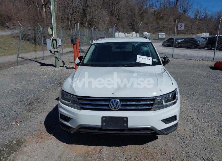 Photo 12 of 2018 Volkswagen Tiguan 2.0T SE/2.0T SEL (VIN 3VV2B7AX6JM203708)