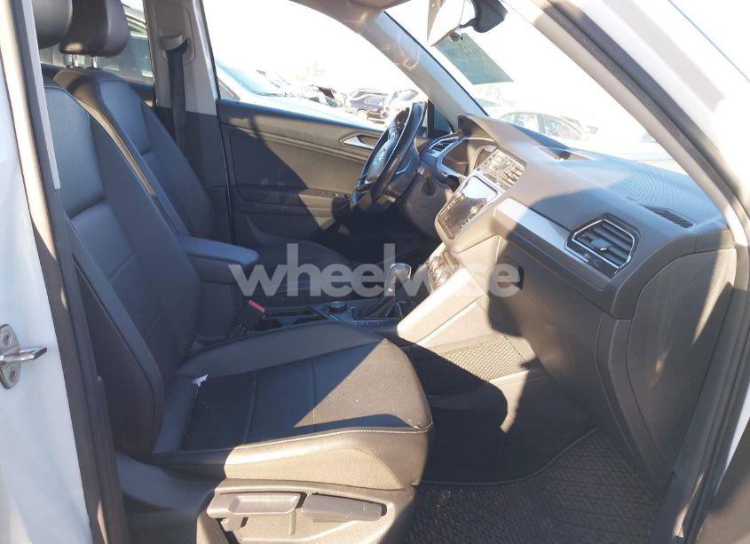 Photo 5 of 2019 Volkswagen Tiguan 2.0T SE/2.0T SEL/2.0T SEL R-LINE/2.0T SEL R-LINE BLACK (VIN 3VV2B7AX6KM022321)