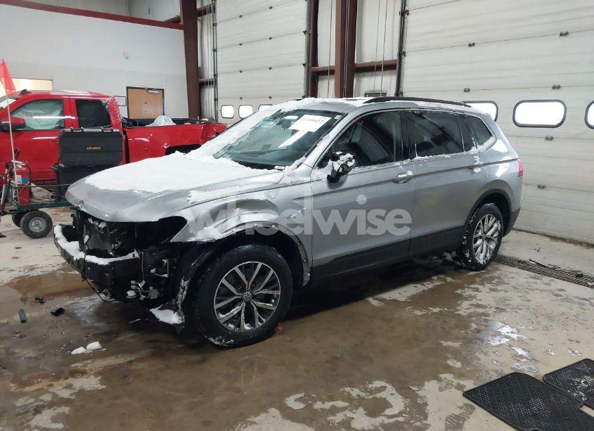 Photo 2 of 2019 Volkswagen Tiguan 2.0T SE/2.0T SEL/2.0T SEL R-LINE/2.0T SEL R-LINE BLACK (VIN 3VV2B7AX6KM110737)