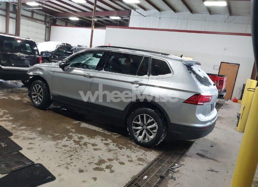 Photo 3 of 2019 Volkswagen Tiguan 2.0T SE/2.0T SEL/2.0T SEL R-LINE/2.0T SEL R-LINE BLACK (VIN 3VV2B7AX6KM110737)